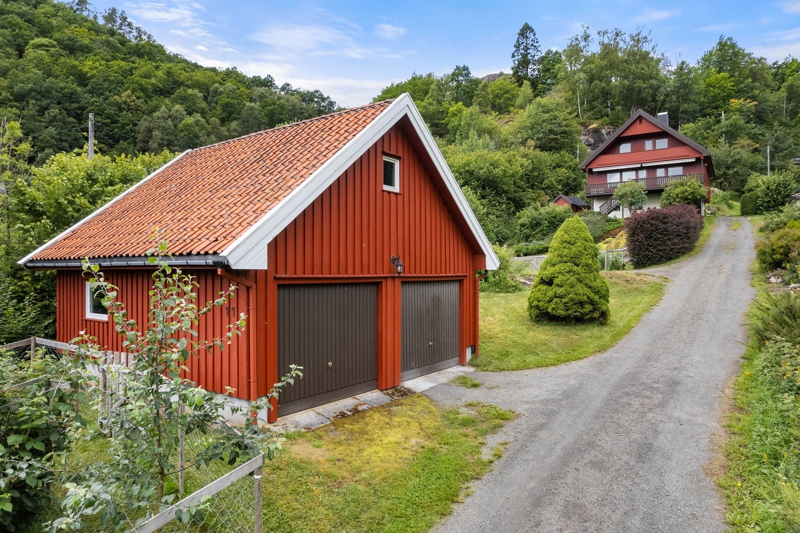 Medfølger en dobbel garasje med innredet loft. Galleribilde