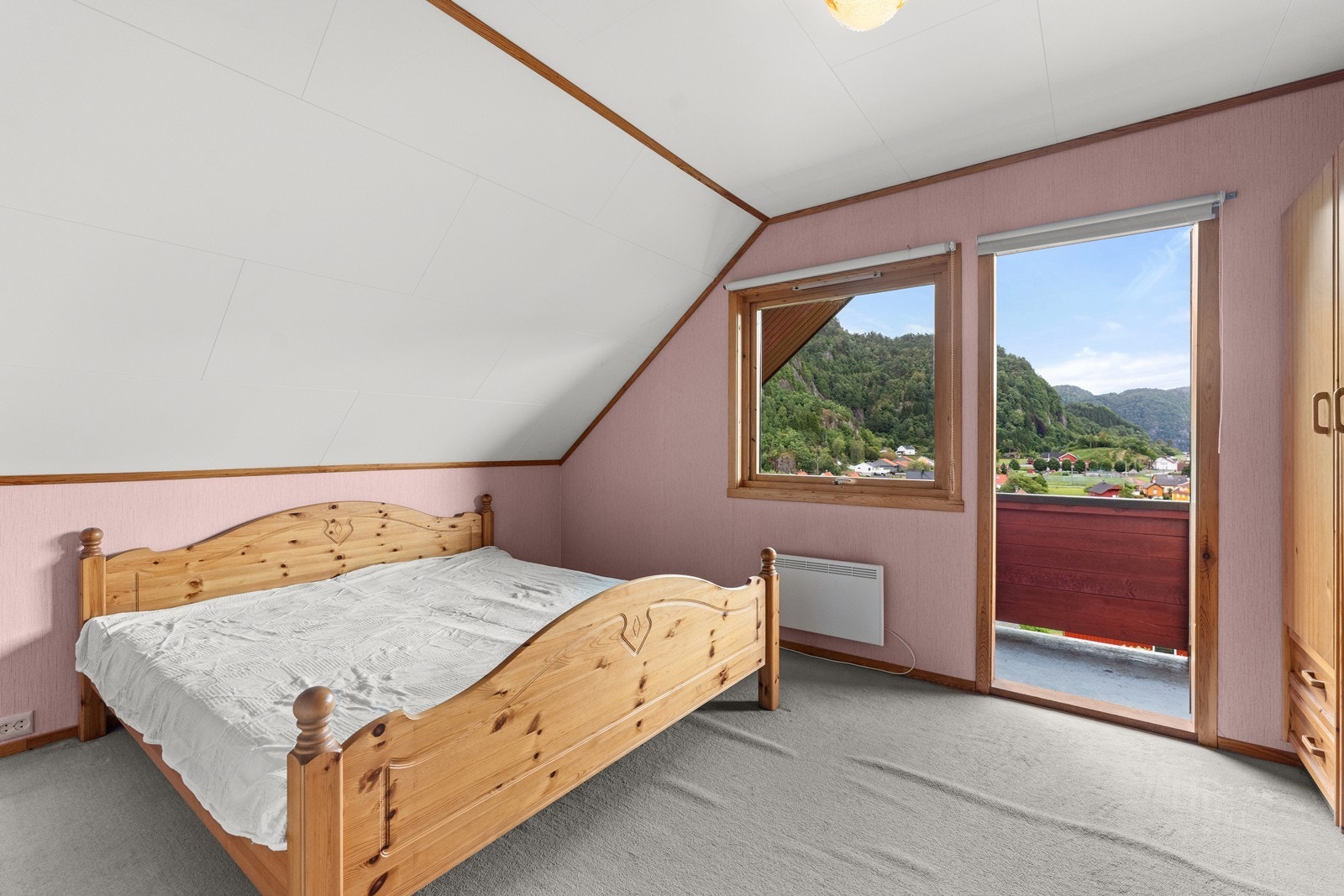 Hovedsoverom med utgang til veranda. Galleribilde