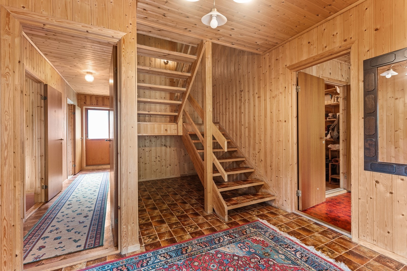 Fra entreen. Her er trapp til andre og tredje etasje. Galleribilde