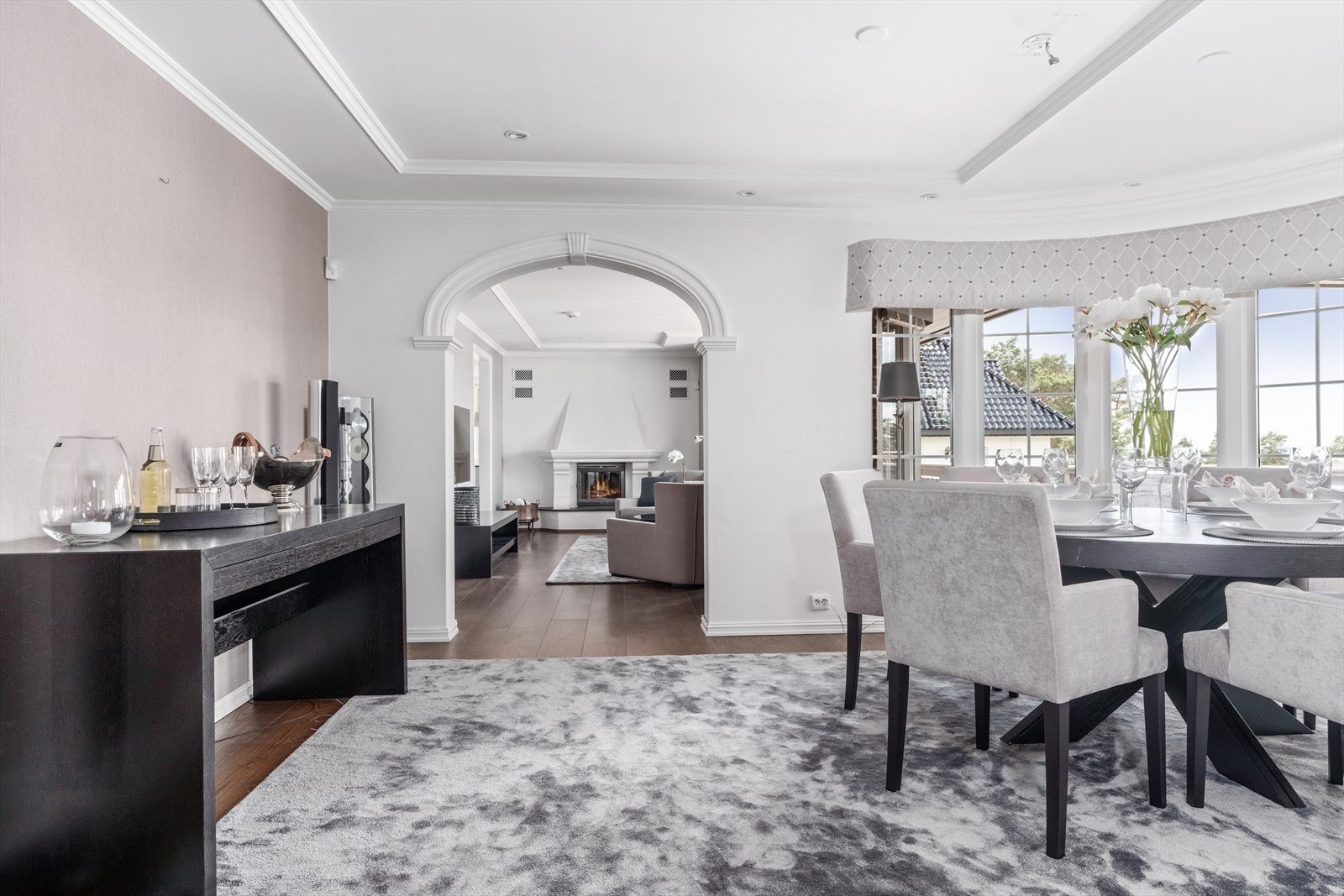 Huset har tre flotte stuer i første etasje hvor spisestuen ligger mellom hovedstuen og tv-stuen. Galleribilde