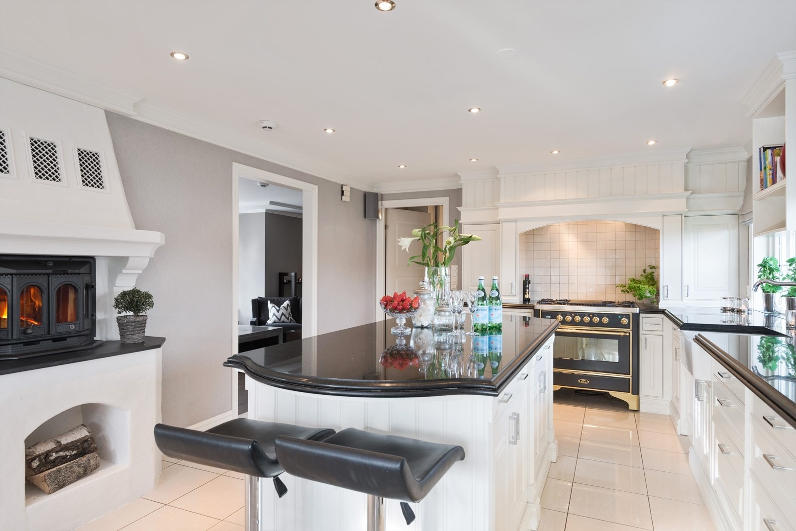 Rommet har høyglansfliser på gulv med gulvvarme, downlights i himling, barløsning ved kjøkkenøyen og utgang til terrasse. Galleribilde