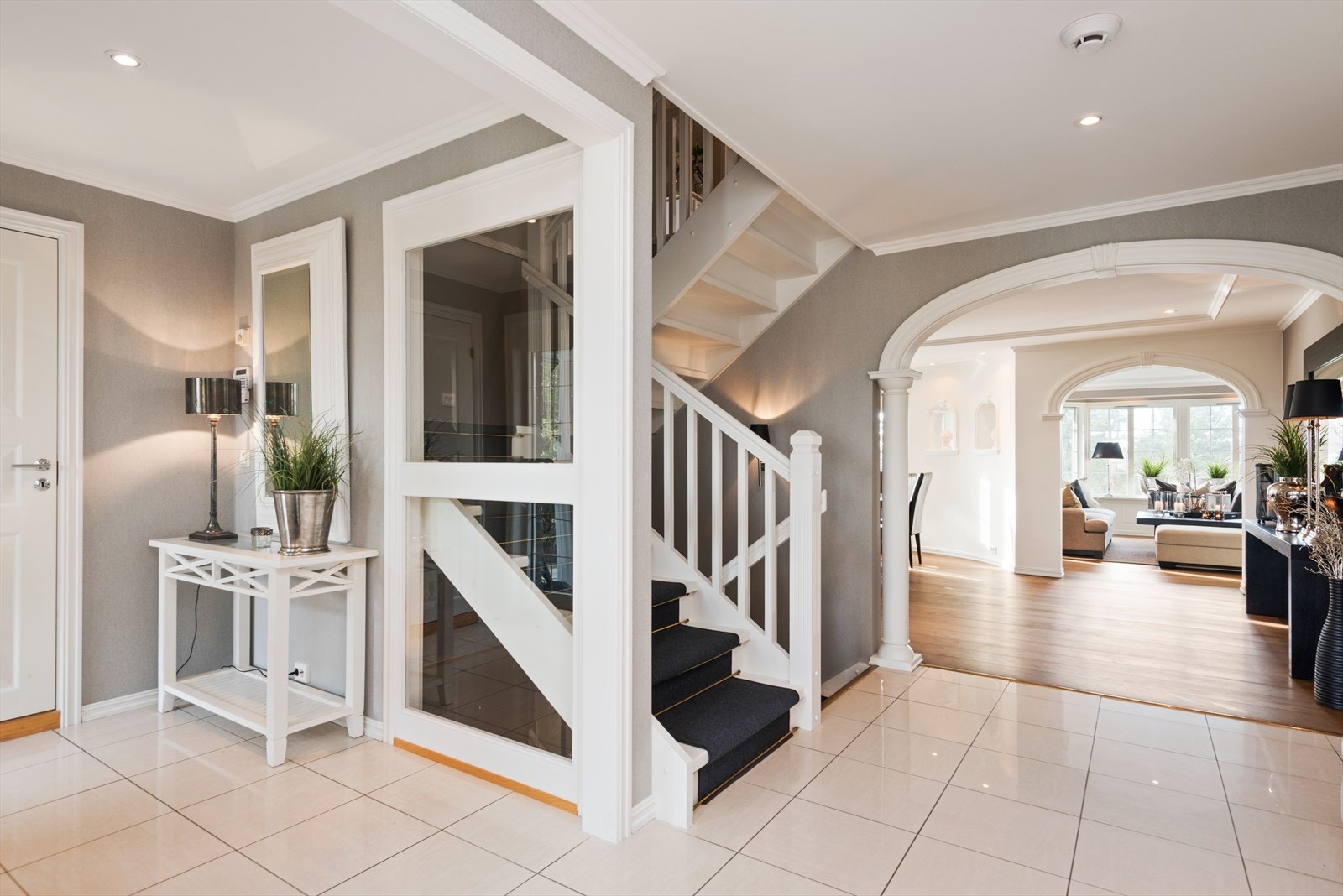 Boligen har et tiltalende inngangsparti med skiferbelagt gangbane, overbygg med innfelt belysning og ytterdør med store sidefelt i glass. Galleribilde