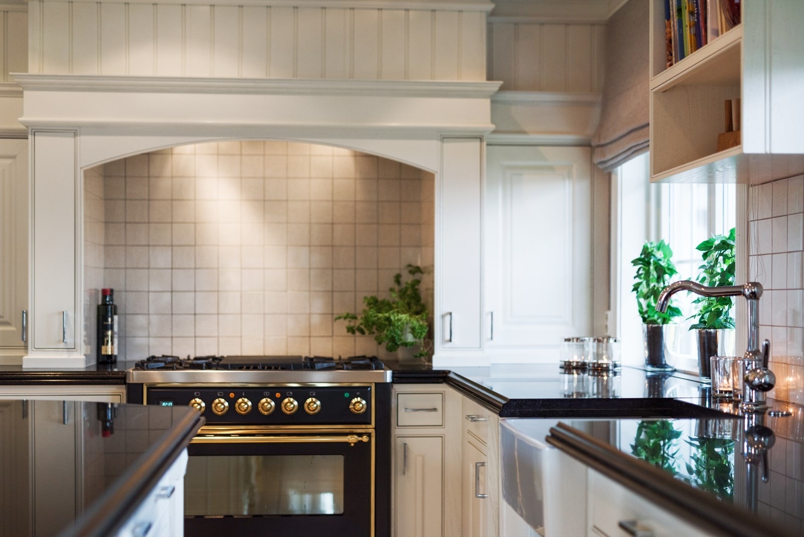 Innredningen er svært påkostet med profilerte fronter og en stor grue med ventilator. Galleribilde