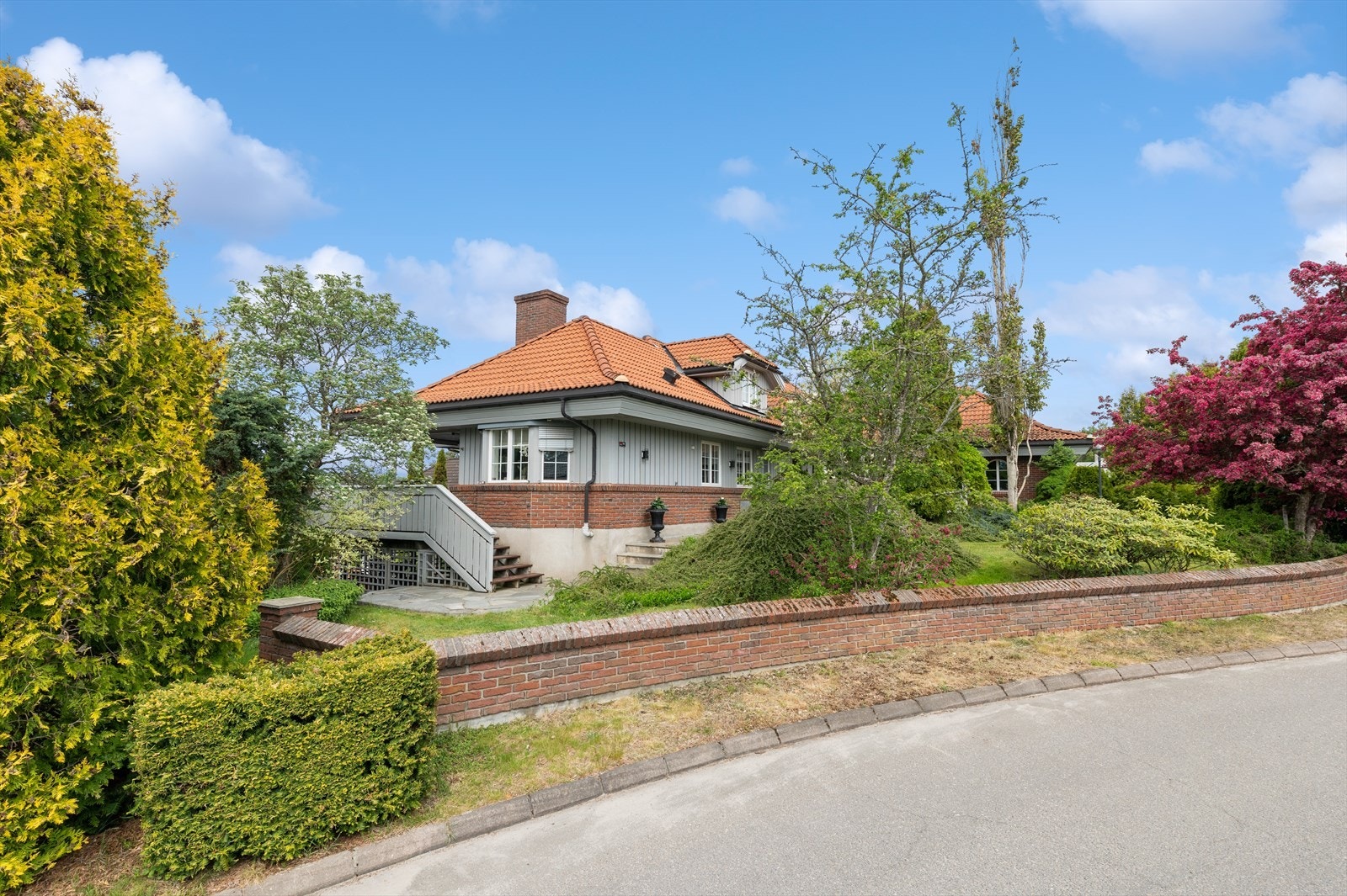 Fra stuen og kjøkkenet er det utgang til en stor, solrik terrasse på ca. 75 kvm. Terrassen har dels overbygd og det er innfelt belysning i gesims. Galleribilde