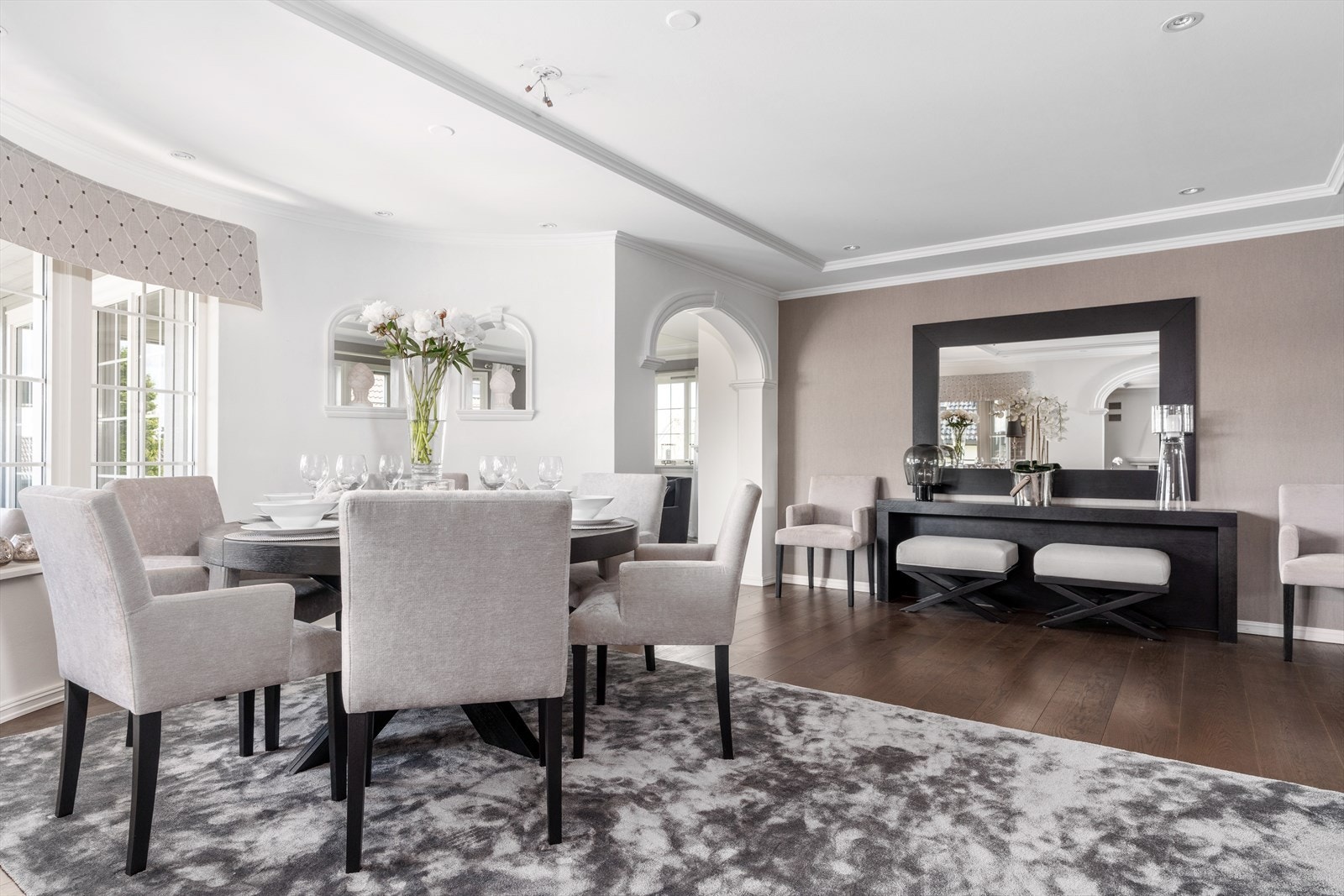 Her er det god plass for spisebord, noe som gjør rommet til et perfekt knutepunkt for familien. Galleribilde