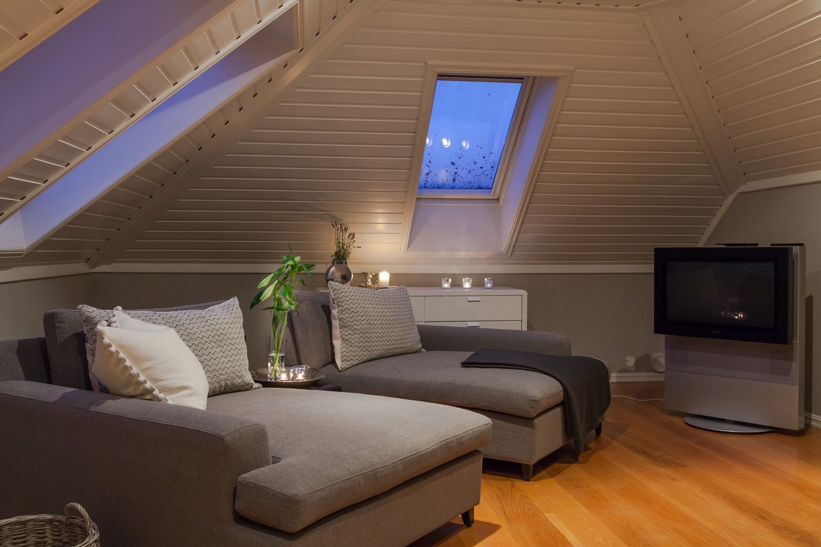 Den sjarmerende loftstuen har god plass for sofa og tv-løsning, noe som kan gi ekstra spillerom og privatliv for barnefamilier. Galleribilde