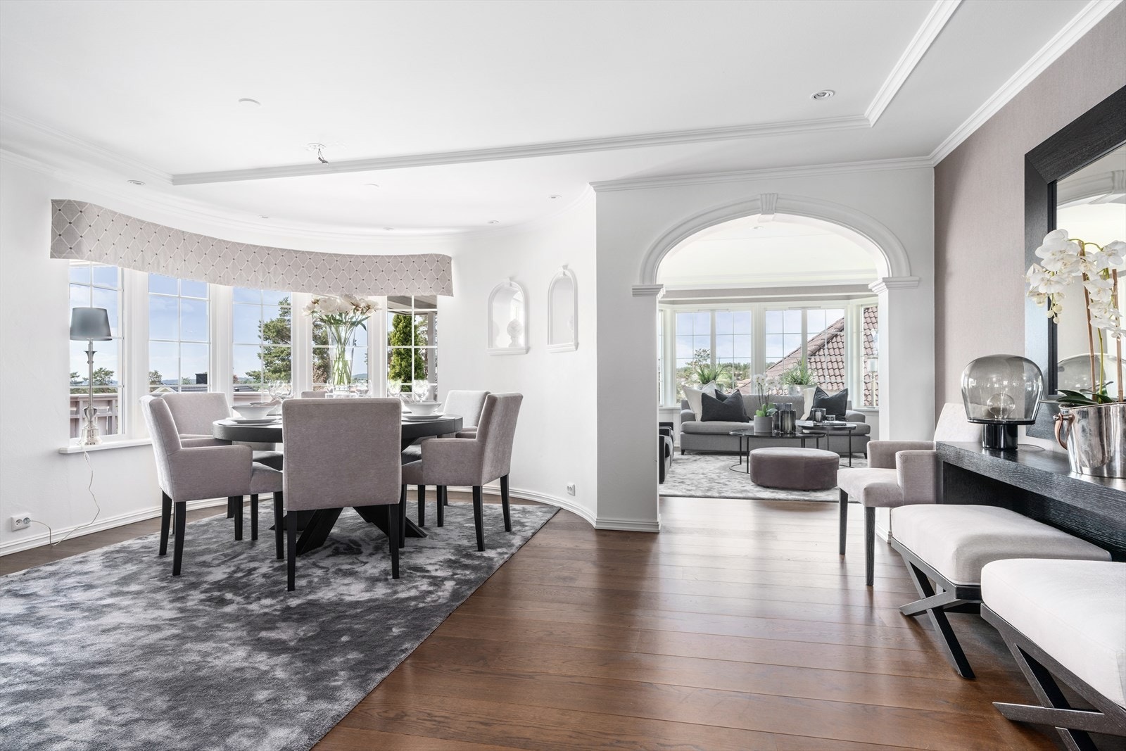 Store, flotte karnappvinduer gir rikelig med naturlig lys til rommene. Galleribilde