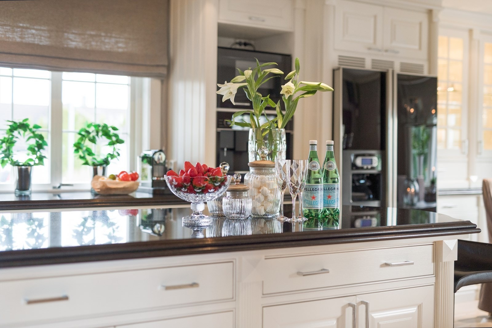 Pen belistning, flotte vitrineskap og granitt benkeplate. Galleribilde