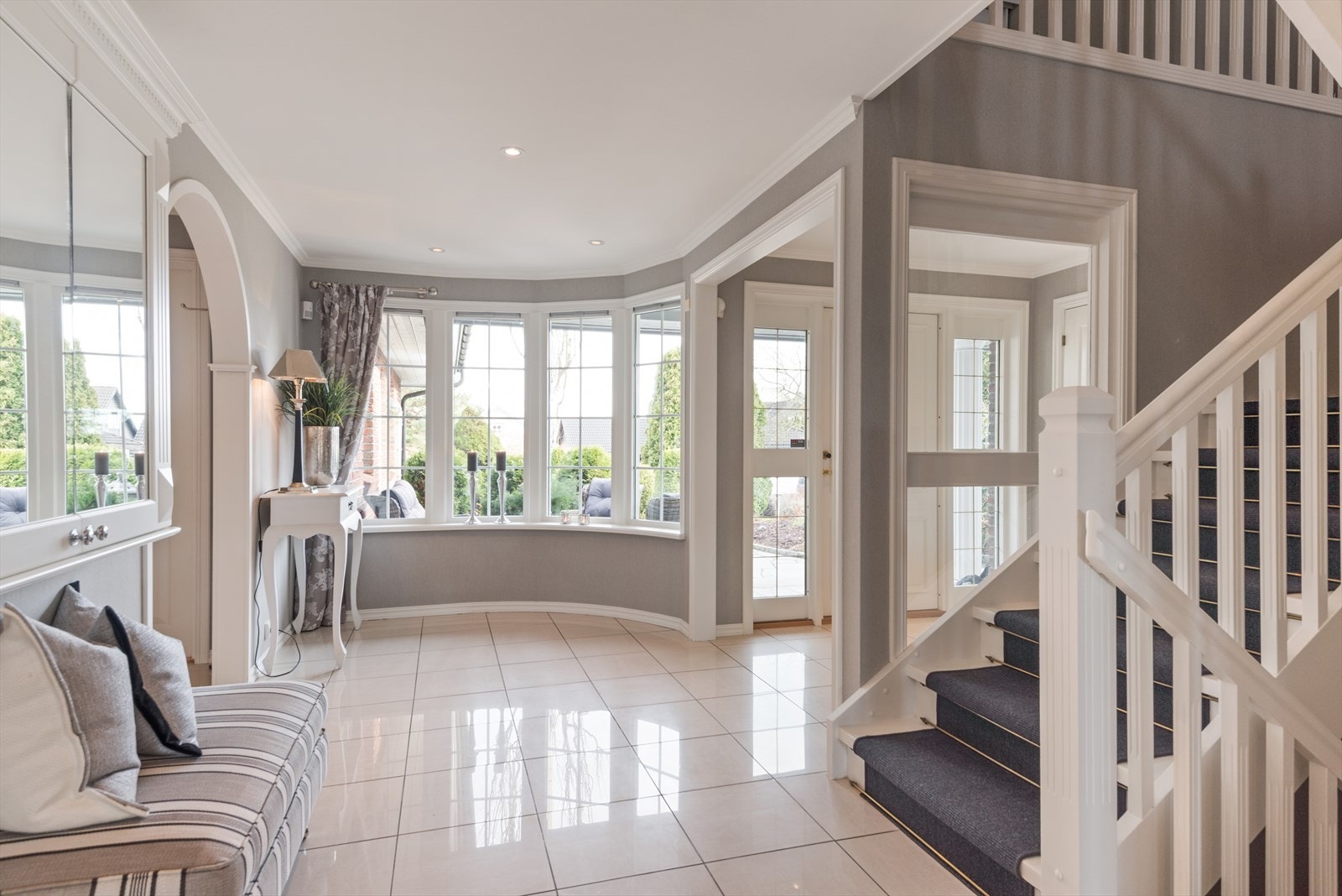 Hallen har høyglanspolerte fliser og gir et særs godt førsteinntrykk av boligen. Galleribilde