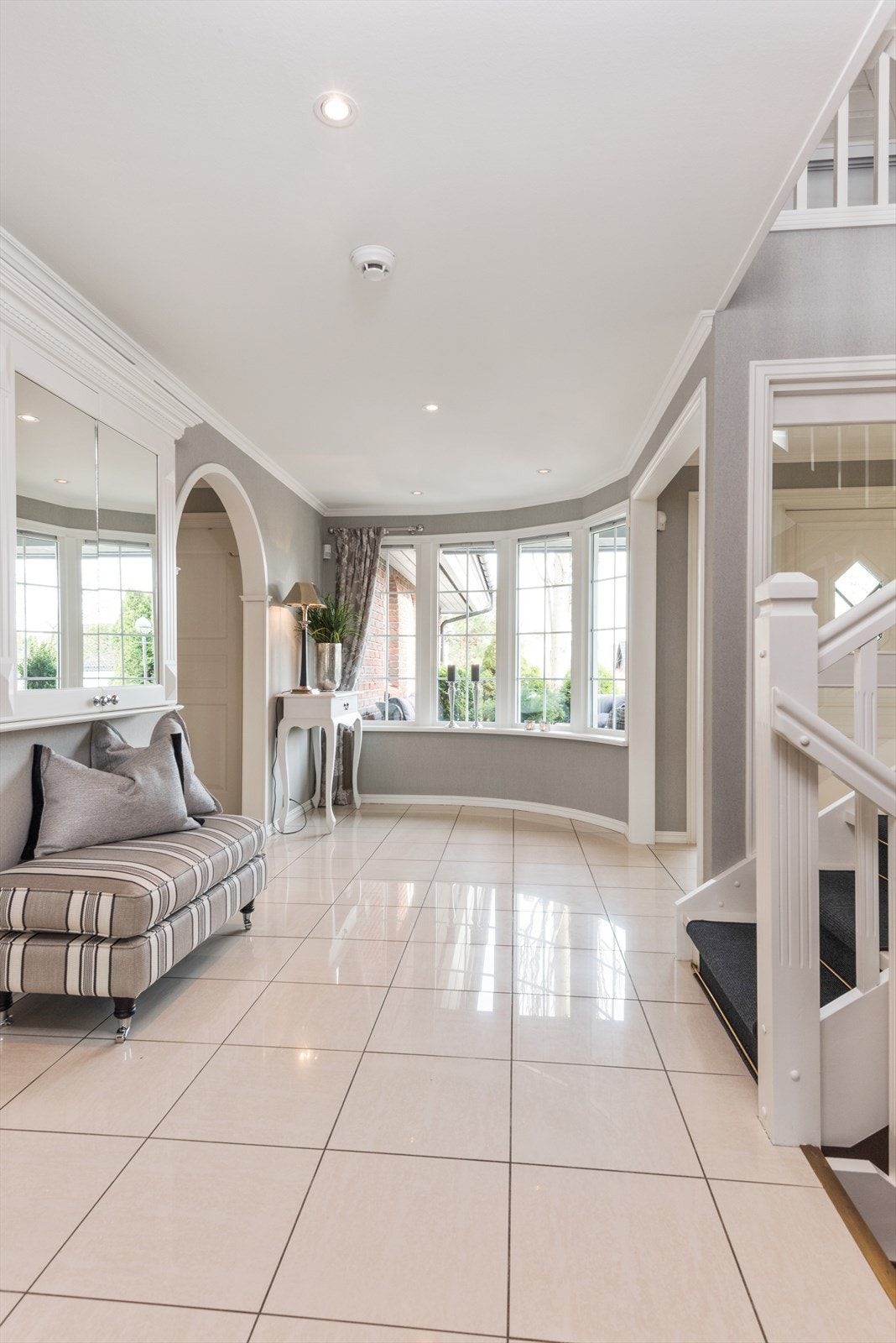 Rommet har store vindusflater, gulvvarme og downlights. Galleribilde