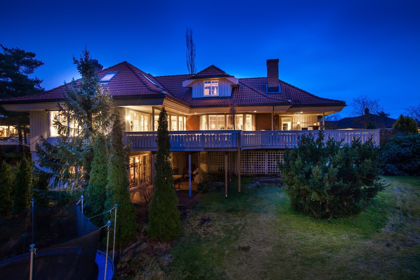 Eneboligen har valmet tak og det meste av fasaden er forblendet med dansk teglstein. Galleribilde