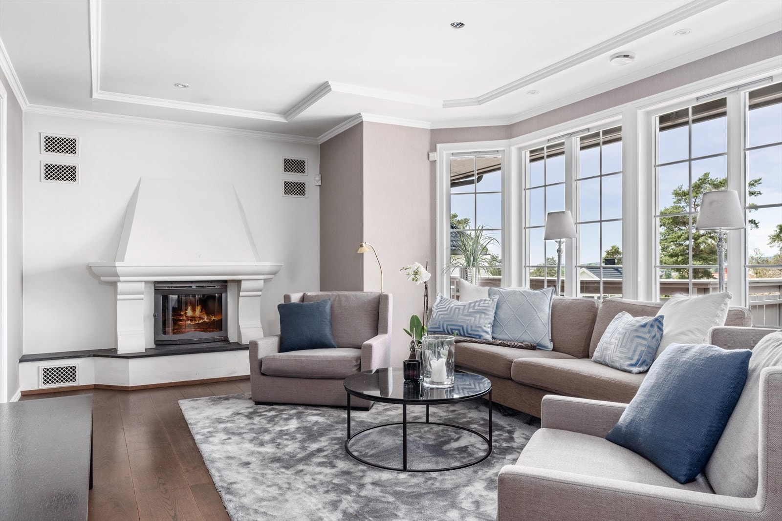 I tv-stuen er det murt peis med innsats. Galleribilde