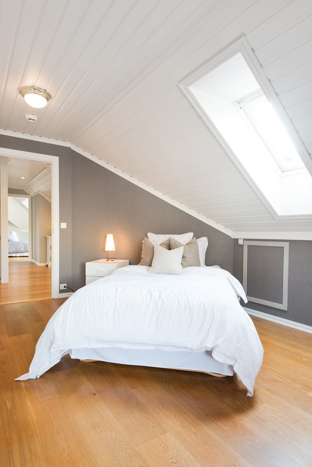 I 2. etasje har boligen loftstue, bad, 3 soverom og 3 boder. Galleribilde