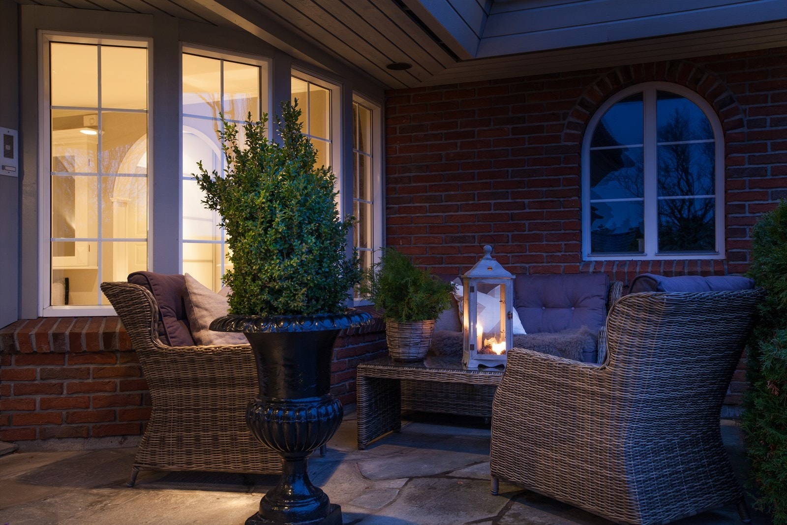 Mot veien er eiendommen avgrenset med teglsteinsmur og foran garasjen er det stor gårdsplass med belegningsstein Galleribilde