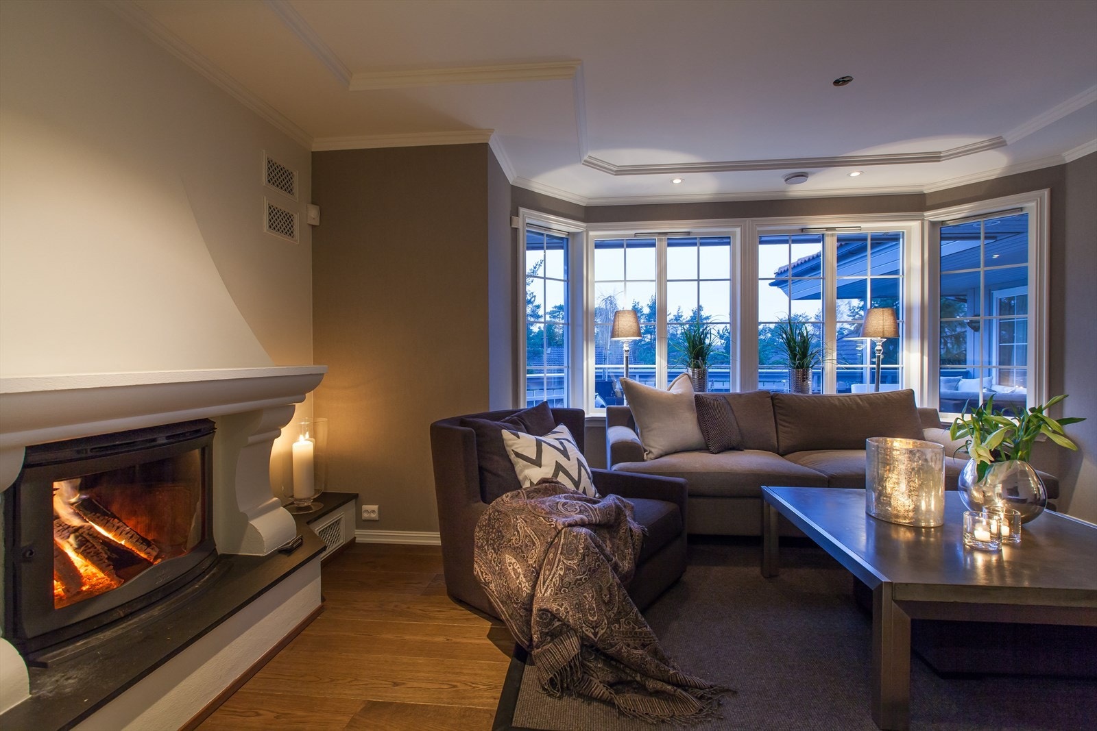 I stuene ble det lagt ny heltre enstavs eikeparkett. Arbeidene bærer preg av solid og fagmessig kyndighet hvor ingenting er overlatt til tilfeldighetene. Galleribilde