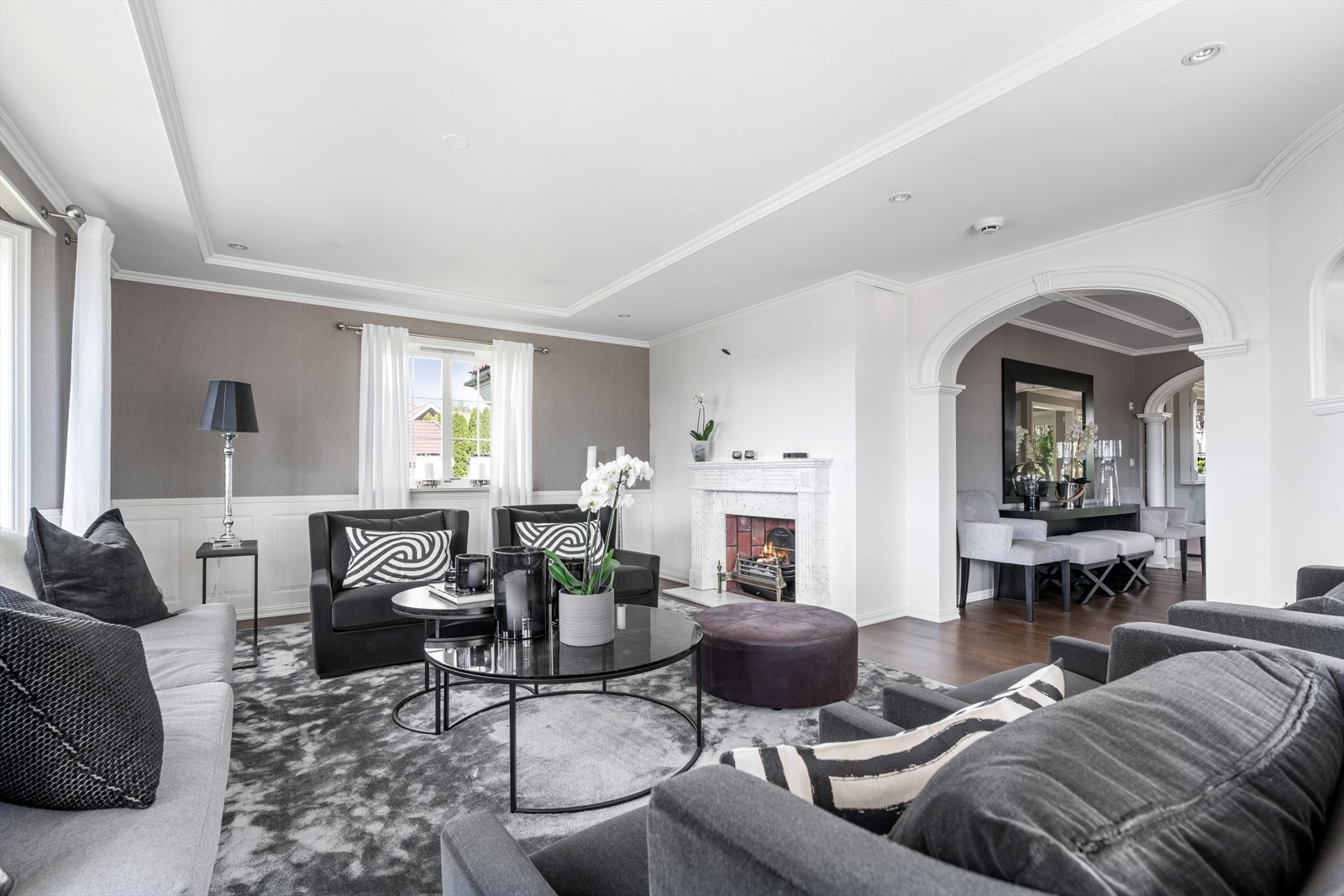 I 1. etasje har boligen hall, kjøkken, grovkjøkken/vaskerom, 3 stuer, gang/hall, 2 soverom, bad, wc, kjølerom, teknisk rom og dobbelgarasje. Galleribilde