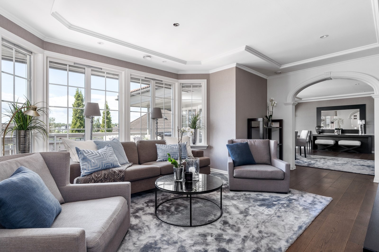 Eneboligen har blant annet fem innbydende stuer, hvorav fire med ildsted, samt et stilig bibliotek med spesialbygde bokhyller og flott barløsning. Galleribilde