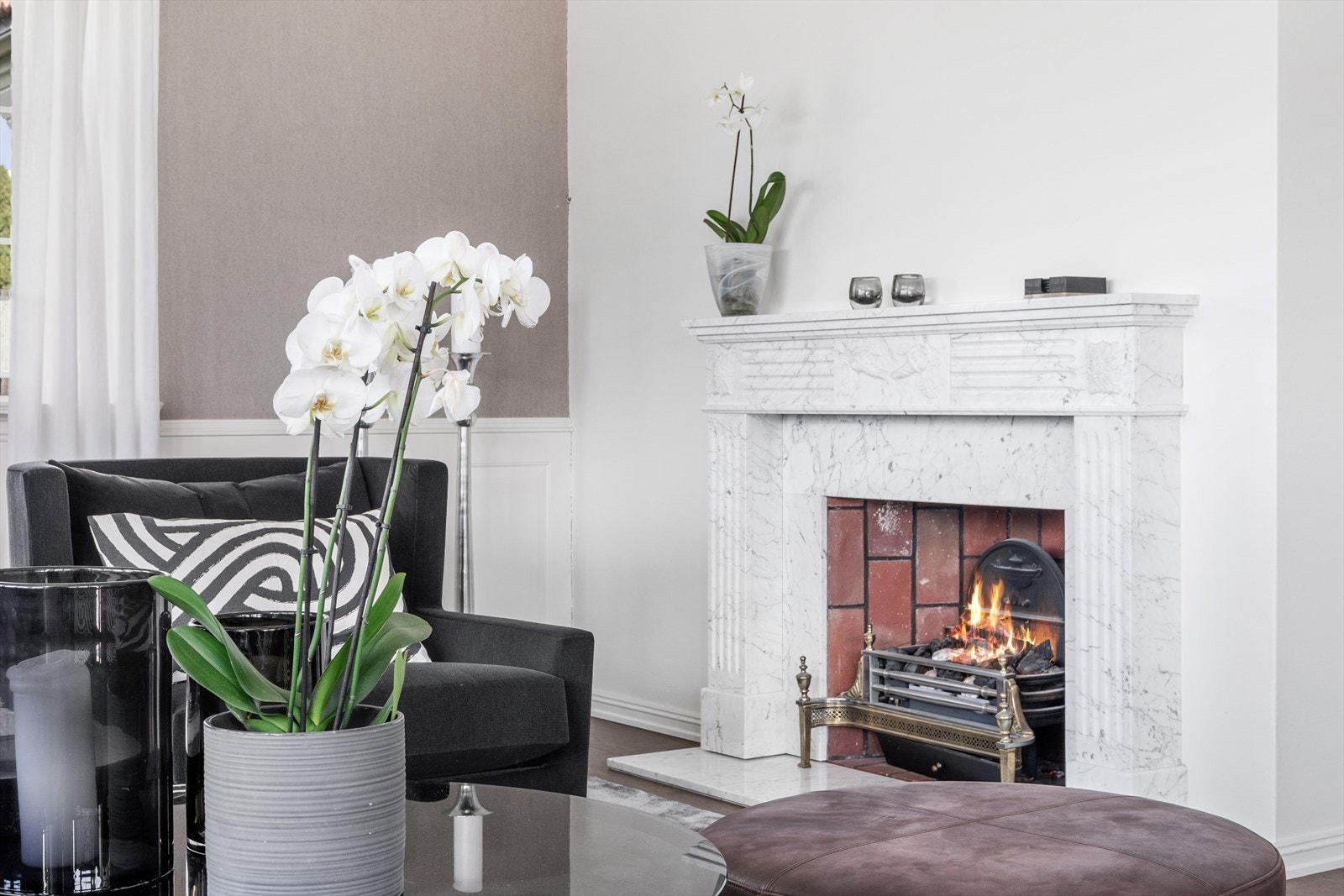 Hovedstuen har en lekker peis i engelsk stil med omramming i marmor. Galleribilde