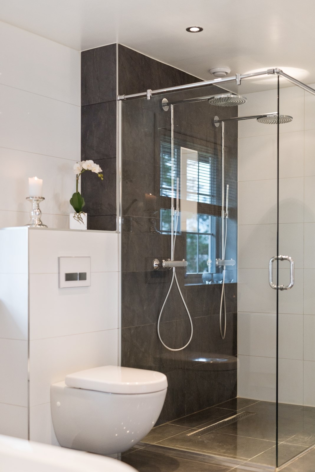 Boligen inneholder tre delikate bad, et separat wc og separat vaskerom. Hovedbadet i første etasje fremstår som et eksklusivt rom for velvære. Galleribilde