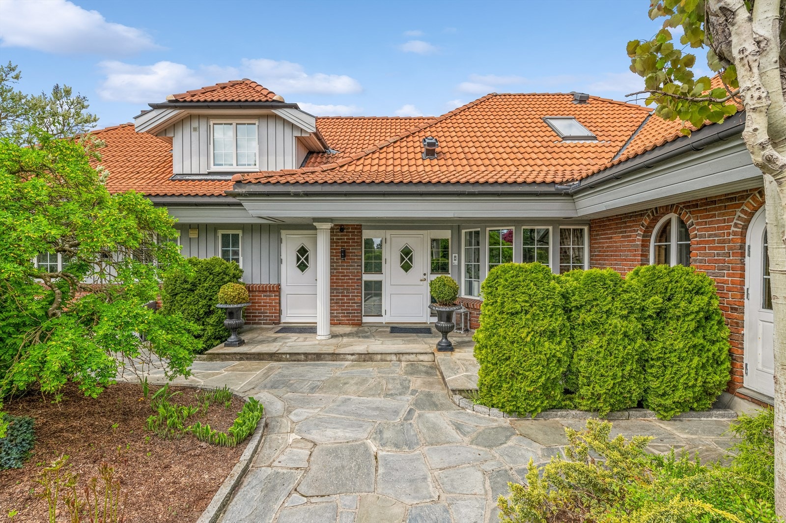 En eksklusiv villa over tre etasjer, med parkmessig opparbeidet hage, terrasse på ca. 75 kvm og integrert dobbelgarasje! Galleribilde