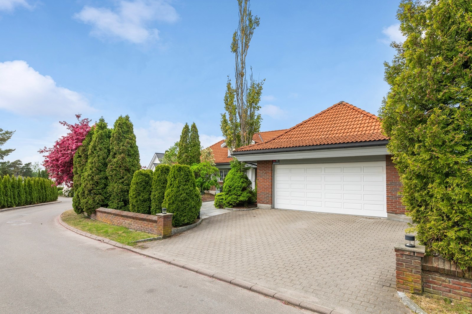 Ved inngangspartiet er det anlagt en hyggelig, skiferlagt uteplass og utenfor kjellerstuen har boligen en usjenert markterrasse. Galleribilde