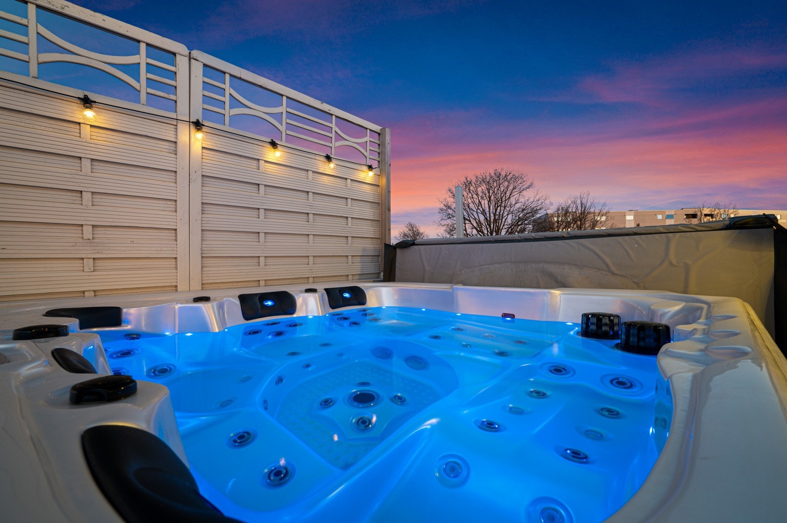 Her har selger valgt å innrede med jacuzzi. Galleribilde