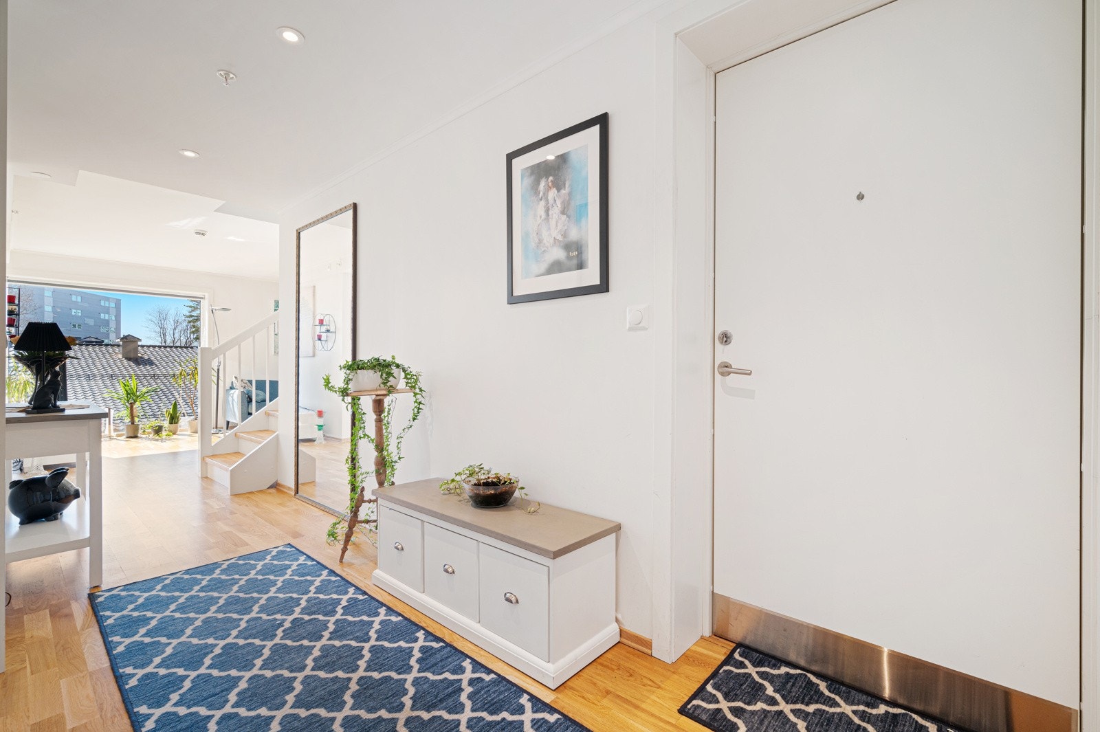 Velkommen inn! I gangen er det skyvedørsgarderobe for oppbevaring av sko og jakker. Galleribilde