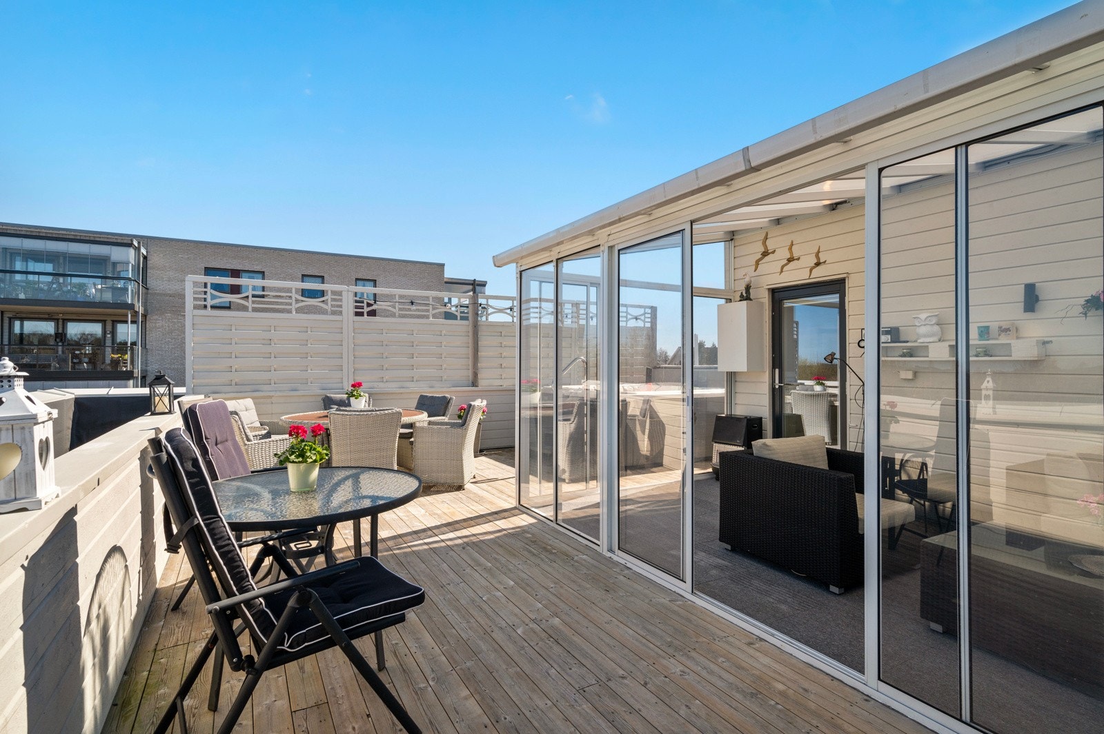 Deilig takterrasse hvor du kan nyte fine dager i sola. Galleribilde