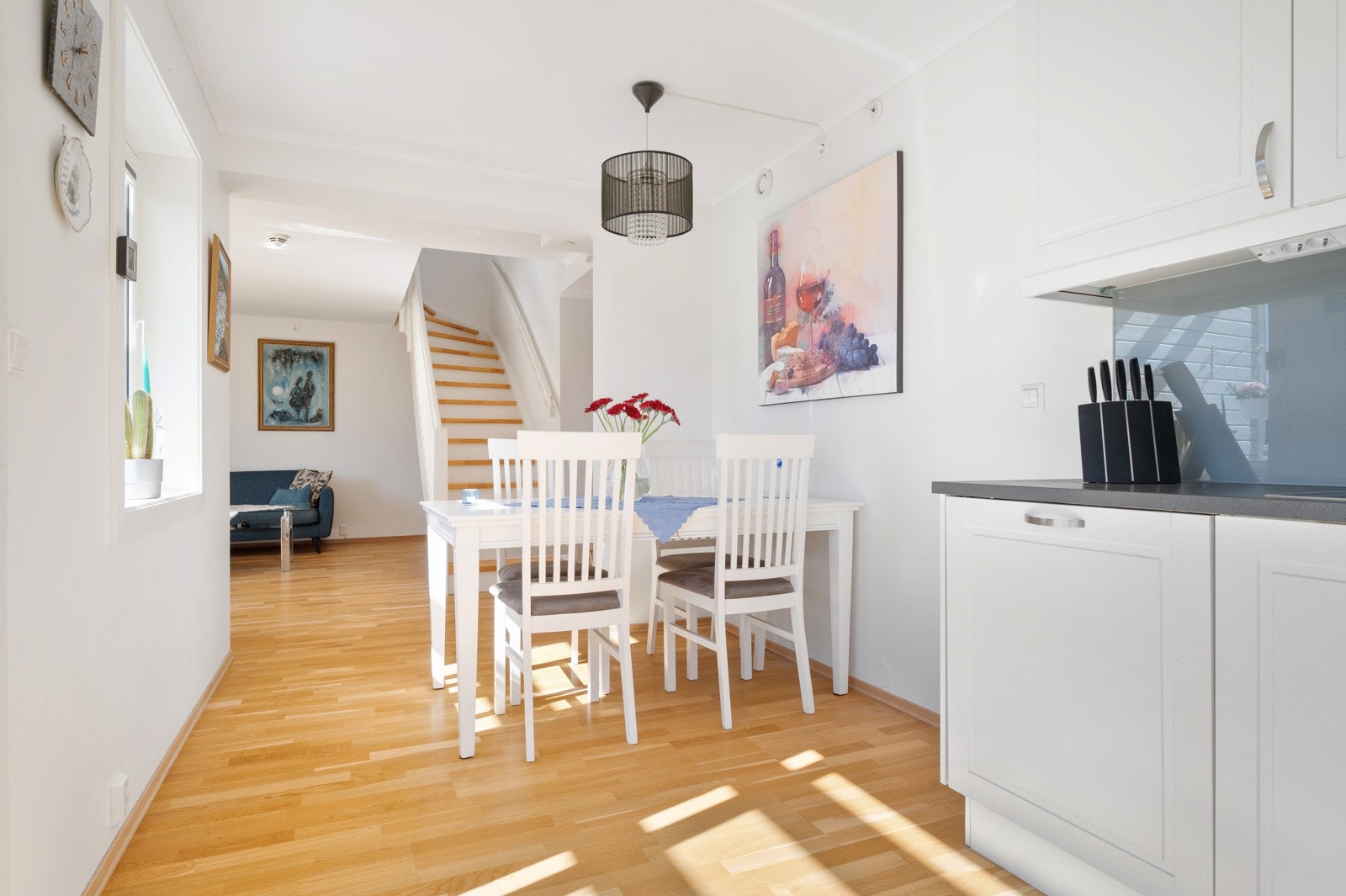Det er også plass til spisebord på kjøkkenet. Galleribilde