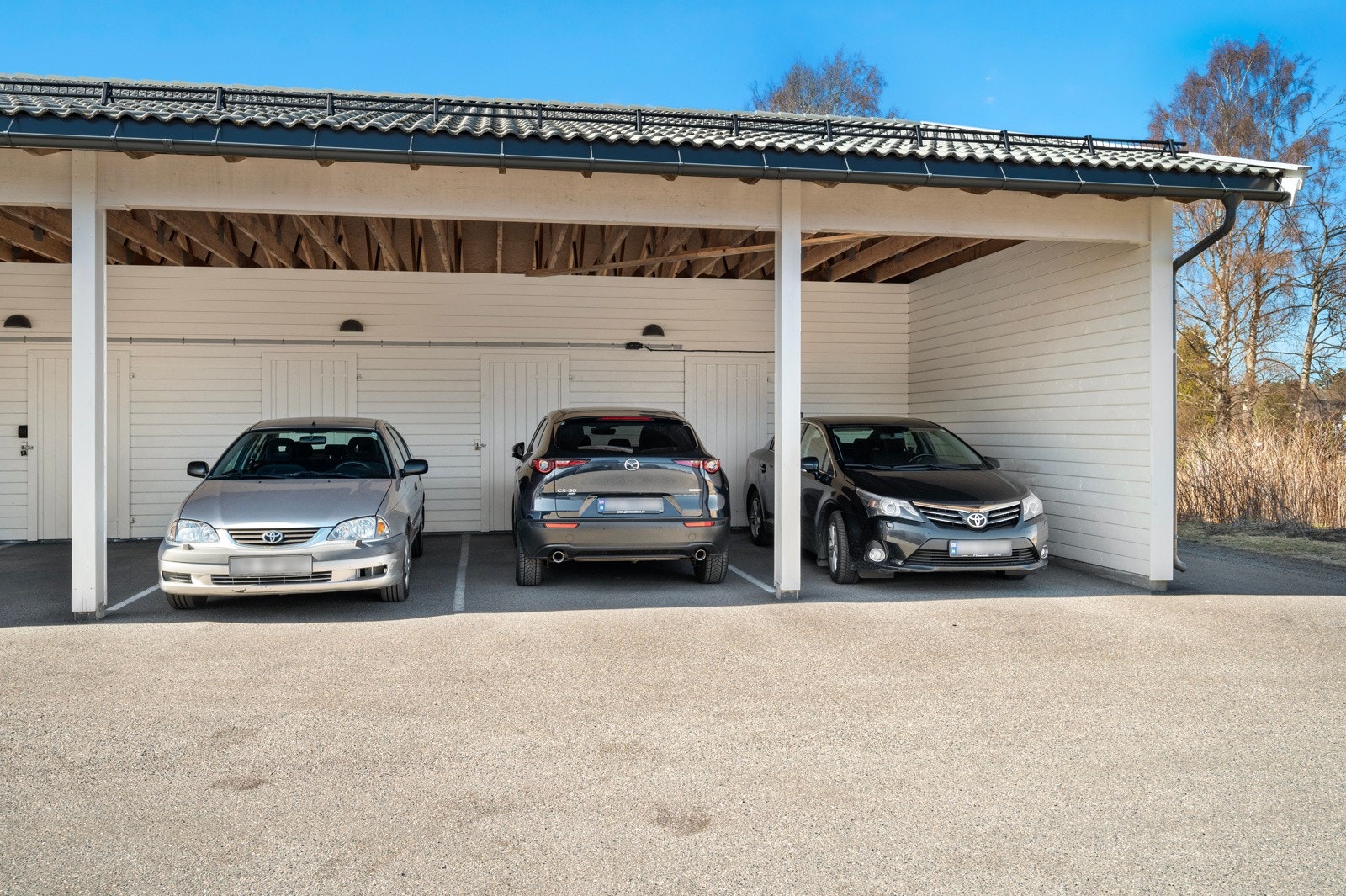 Leiligheten disponerer en egen carport hvor det også er montert el-bil-lader, samt bod i felles bodbygg. Galleribilde