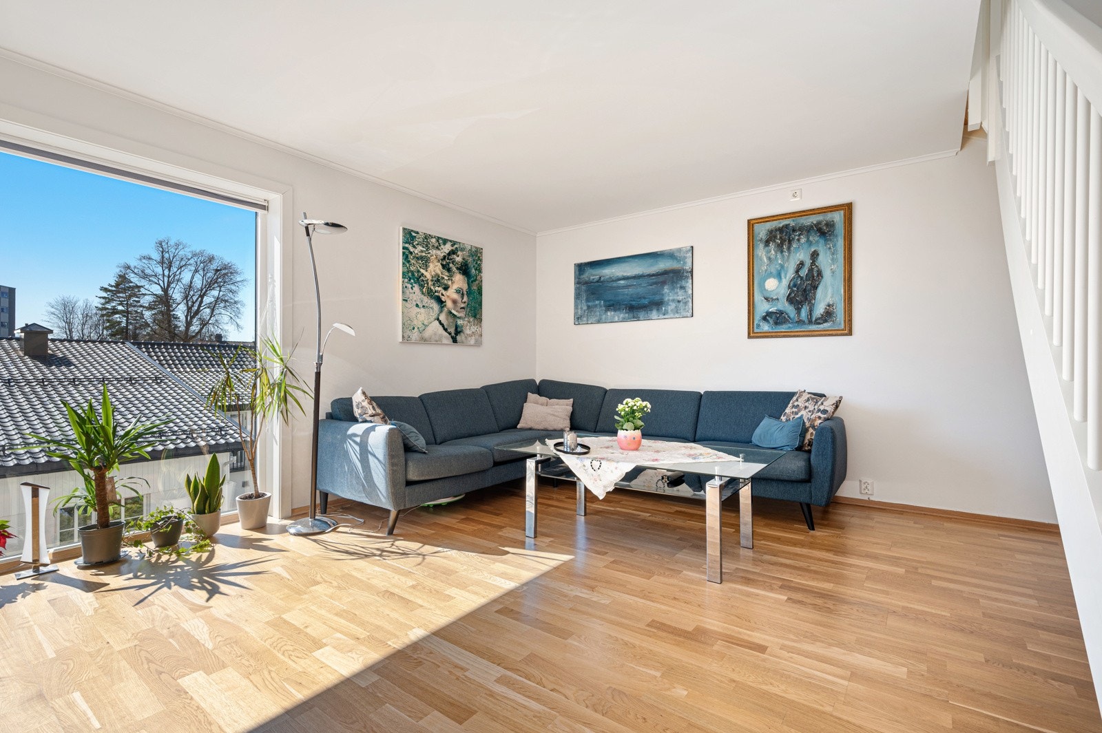 Stue med god plass til sofa og salongbord. Galleribilde