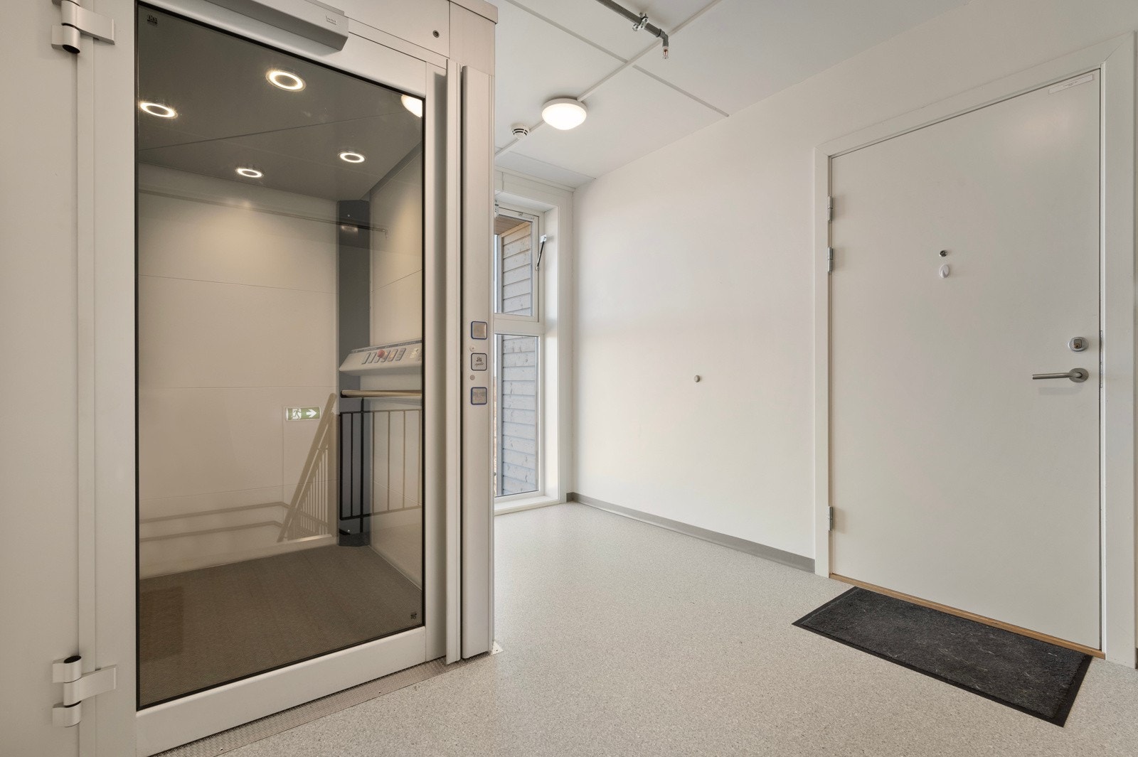 Oppgangen har callinganlegg, trapp og heis, så her er det enkel adkomst til leiligheten. Galleribilde