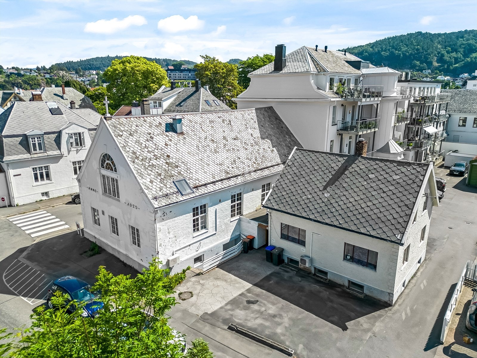 Eiendommen består av kirke/forsamlingshus og enebolig (tidligere forstanderbolig). Galleribilde