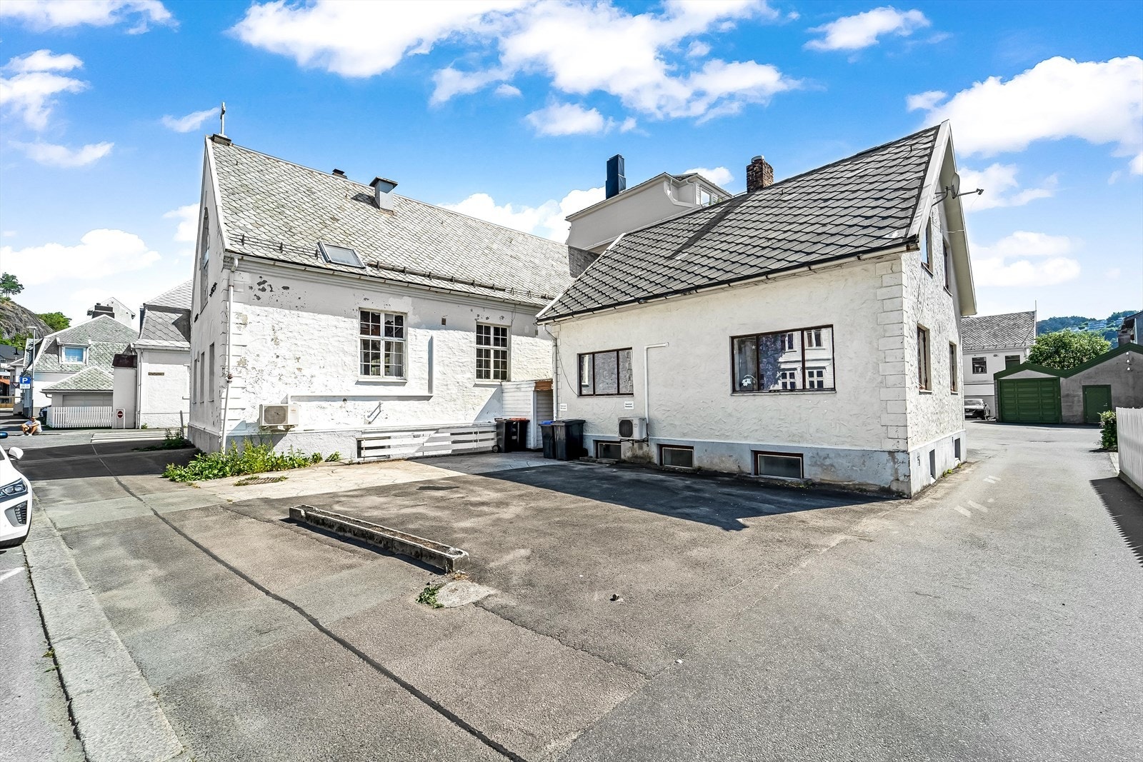 Gårdsplassen rommer plass til flere biler - noe som er en sjelden vare på eiendommer midt i bysentrum! Galleribilde