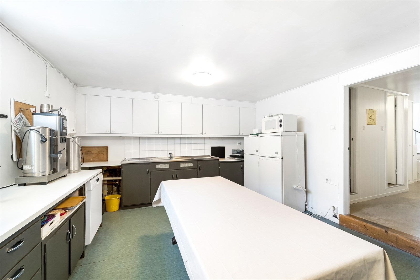 Stort kjøkken i kjelleretasjen Galleribilde