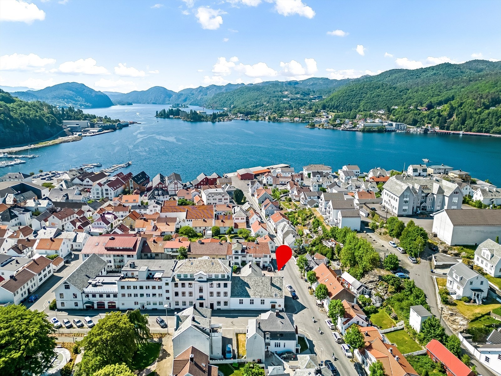 Her bor du med umiddelbar nærhet til koselig handlegate, kaféer, bakeri og restauranter langs ved bryggekanten. Galleribilde
