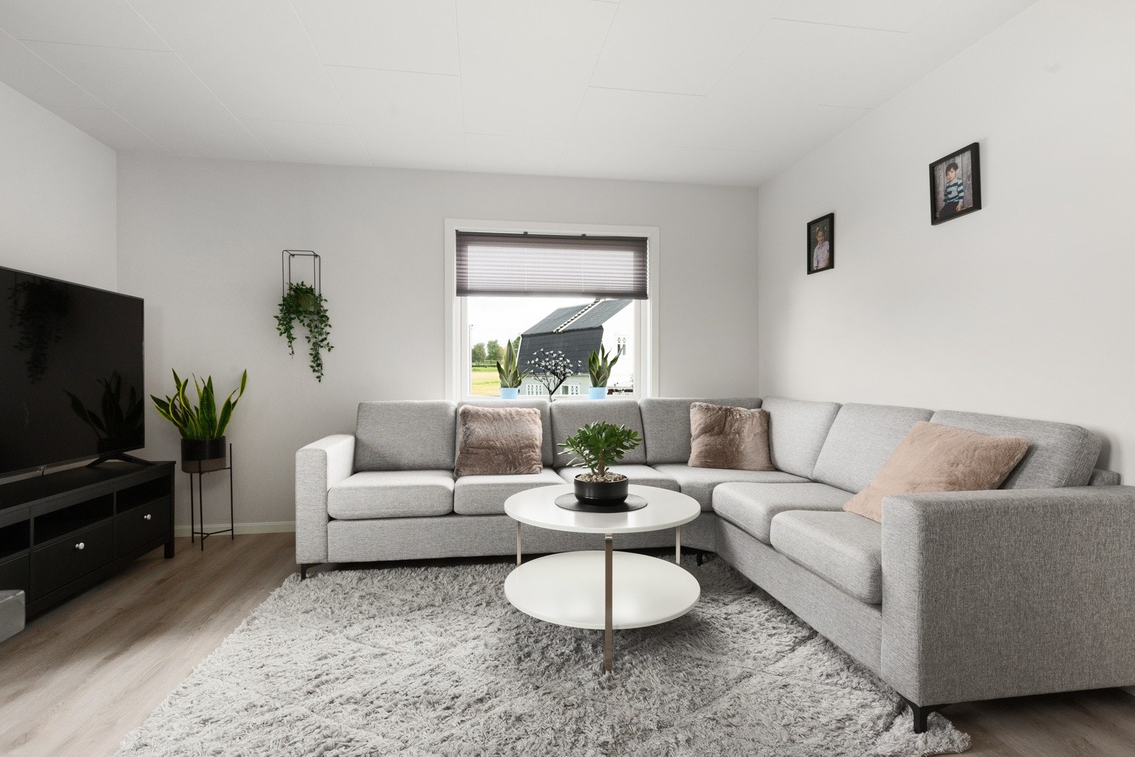 Stuen oppleves moderne og stilren Galleribilde