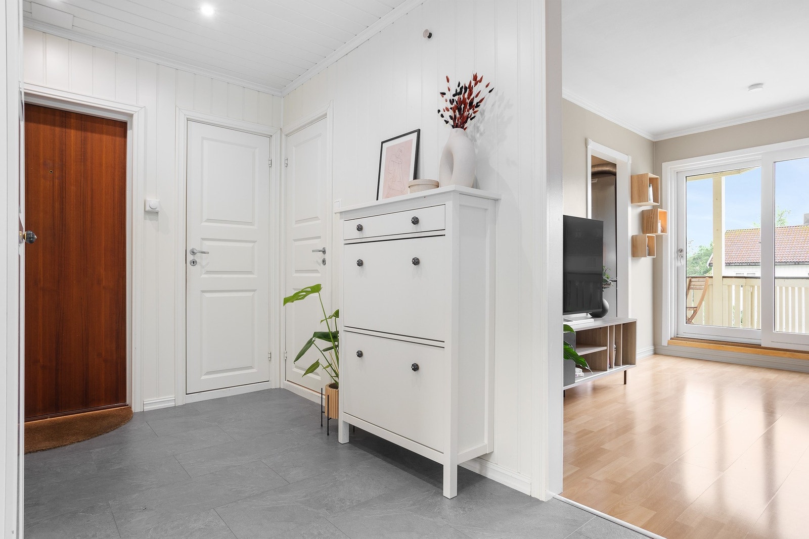 Det følger også med 3 boder med leiligheten. En loftsbod på ca. 10 m² gulvareal og 2 kjellerboder på hhv. 1m² og 3,5 m². Galleribilde