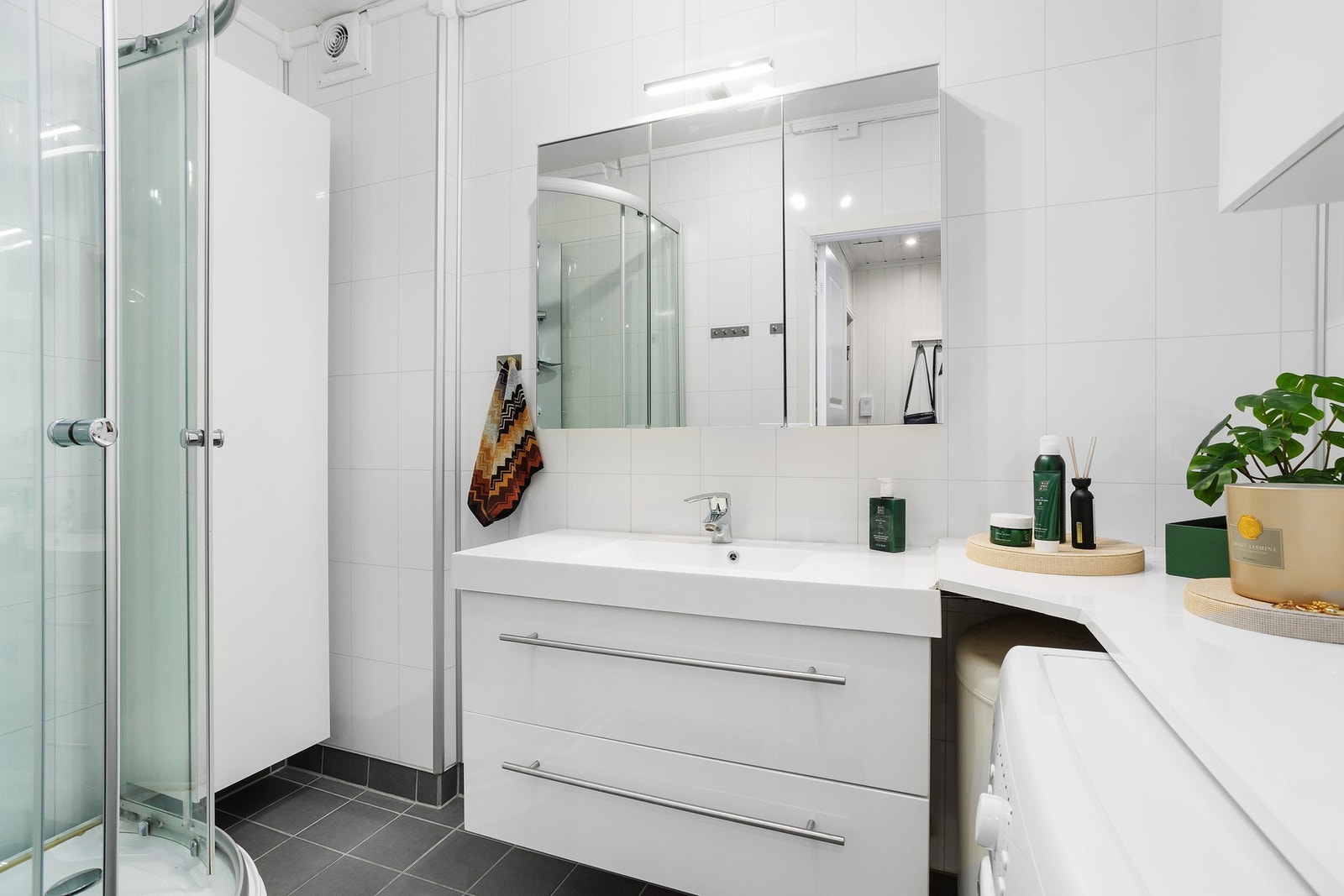 Badet er på 4 kvm og er utstyrt med dusj, servant og vaskemaskin. Galleribilde