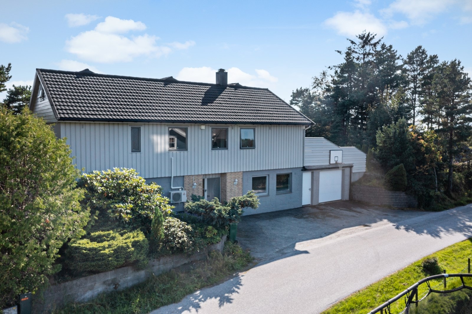 - Enkel adkomst fra kommunal vei på boligens nordside - Galleribilde