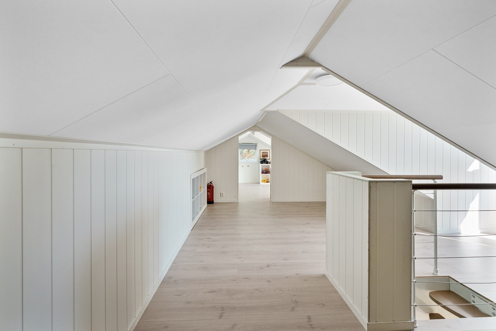 - Loft har god og praktisk oppbevaringsmuligheter - NB! Loftstue er ikke godkjent til varig opphold (s-rom). Galleribilde