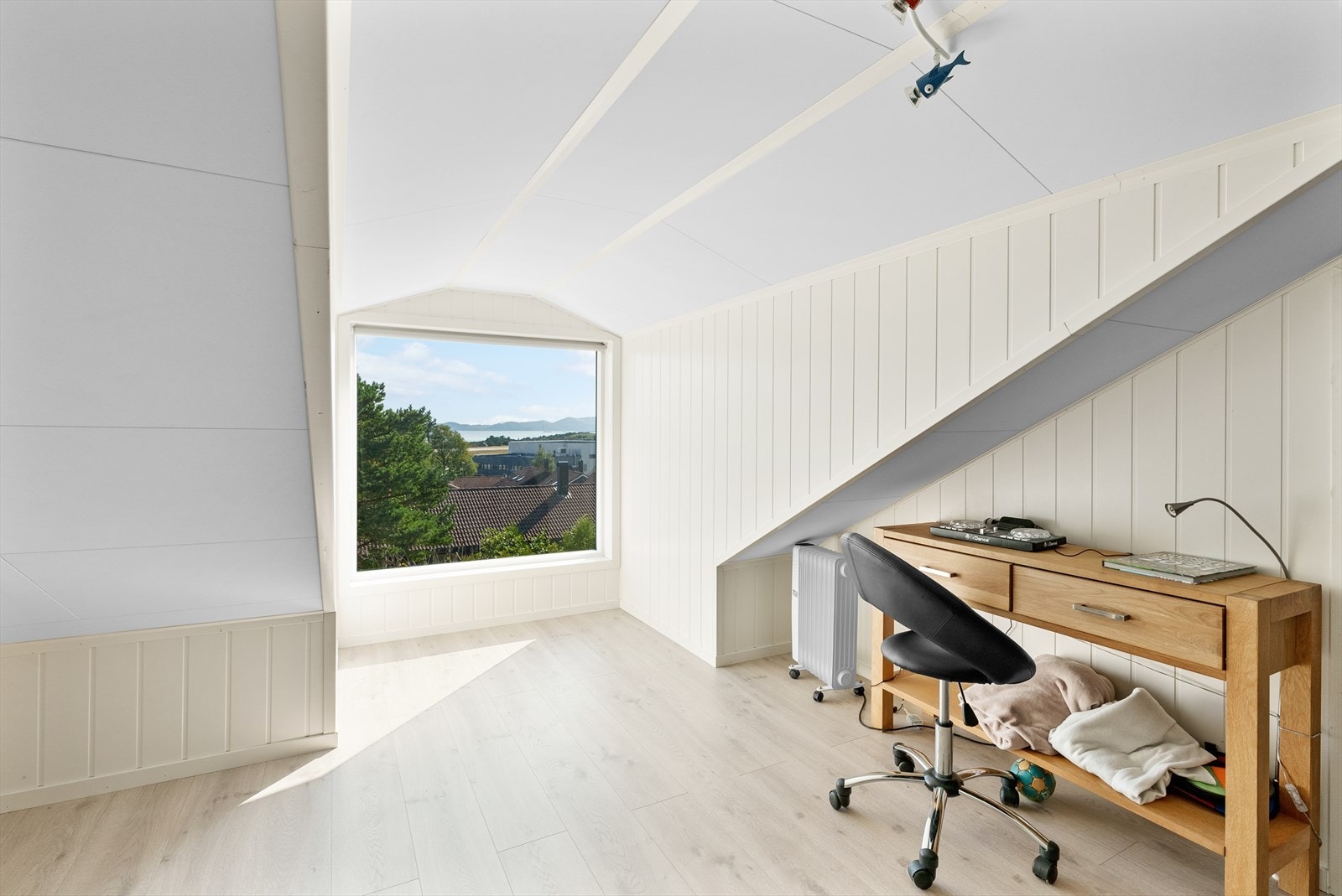 - I perioden 2016-2019 ble det gjort flere oppgraderinger på huset, blant annet bygget på loft med to soverom, stue og altan - Galleribilde