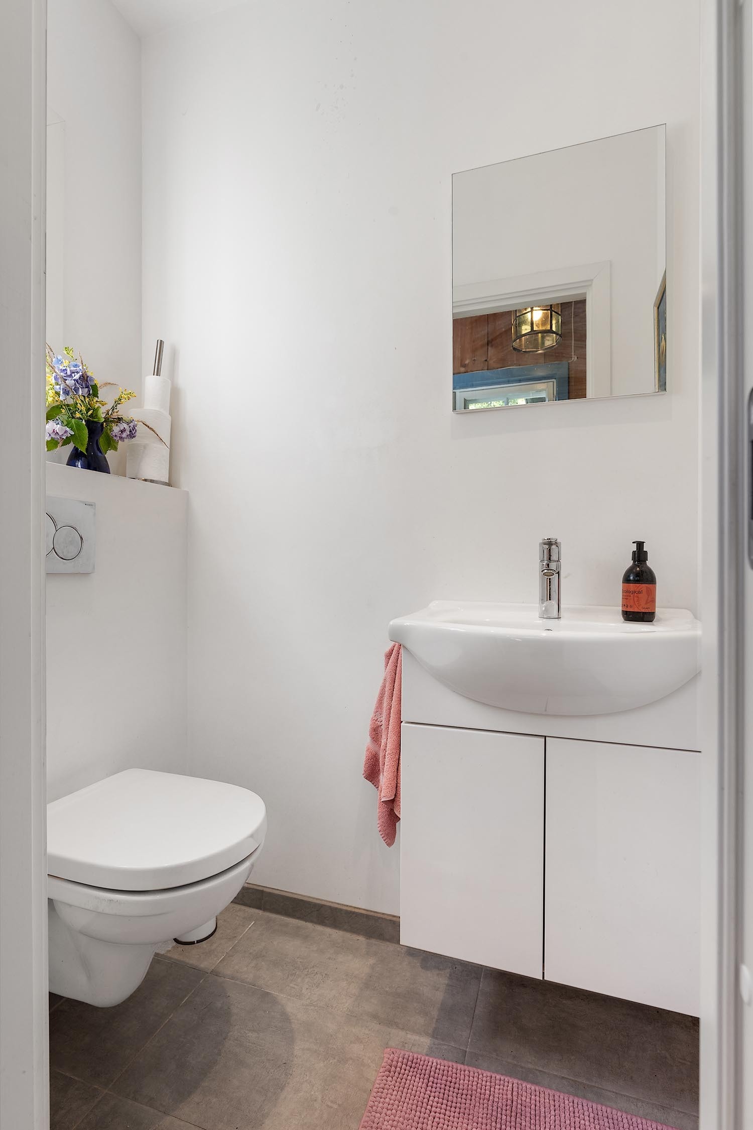 Separat toalettrom ved hall i 1. etasje Galleribilde