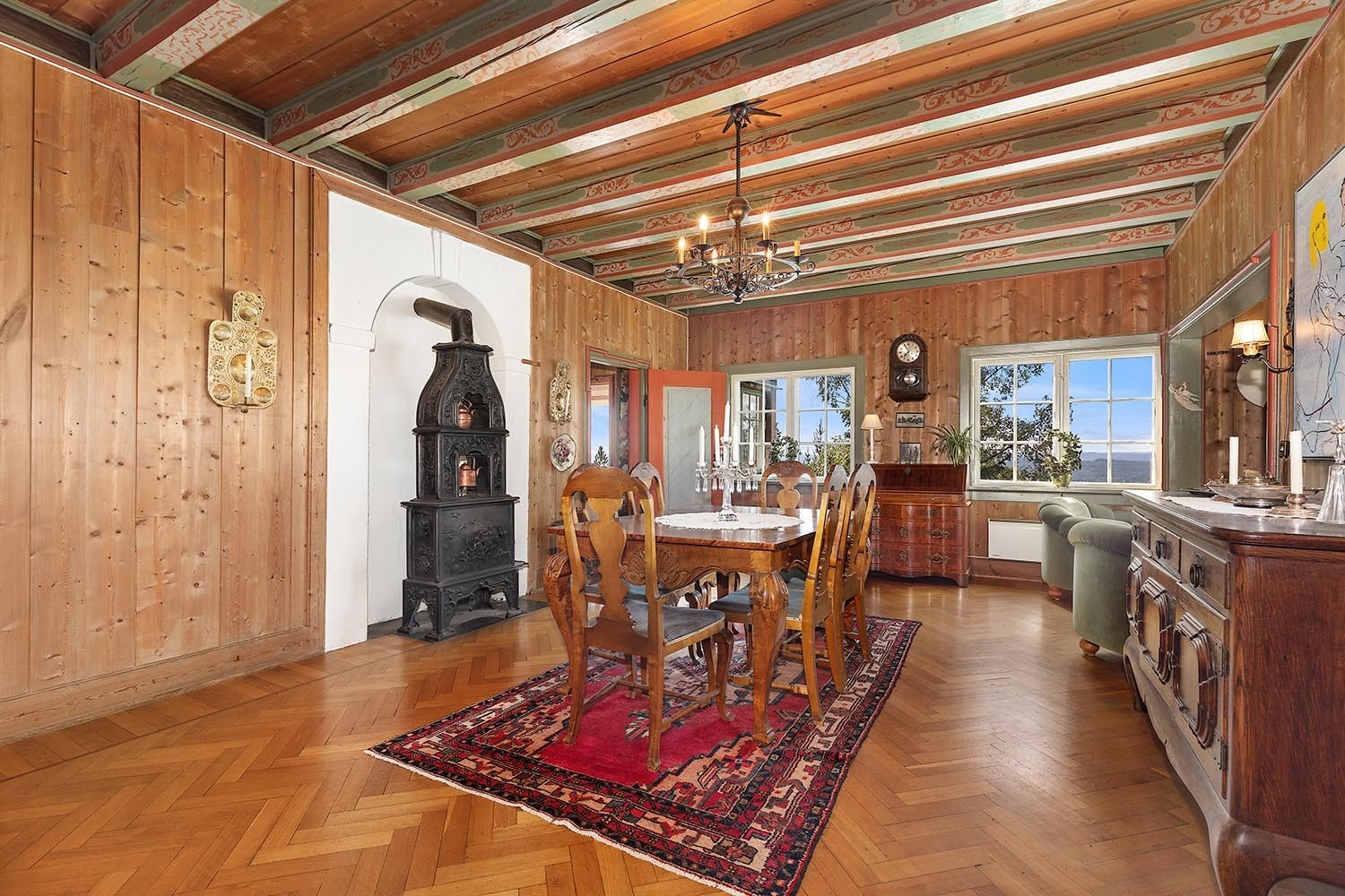 Stor spisesestue med vakre originale detajer Galleribilde