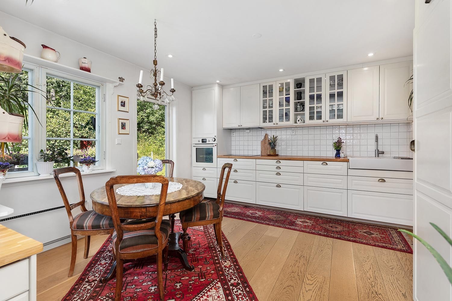 Stort kjøkken fra 2016 med spiseplass og utgang til solrike terrasser Galleribilde