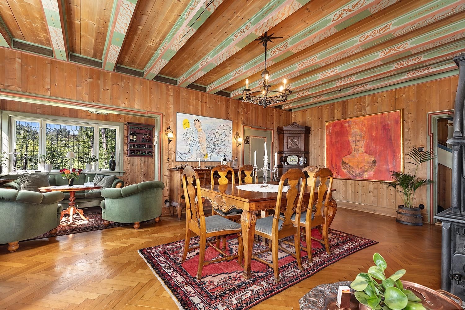 Stor spisesestue med vakre originale detajer Galleribilde