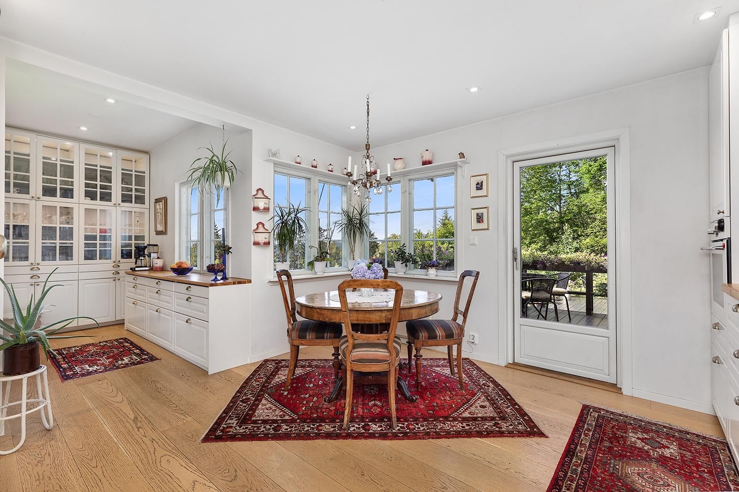 Stort kjøkken fra 2016 med spiseplass og utgang til solrike terrasser Galleribilde