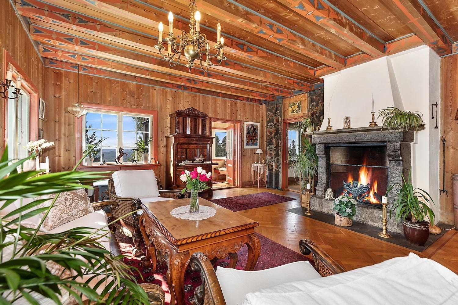 Stor stue med peis og vakre originale detaljer Galleribilde