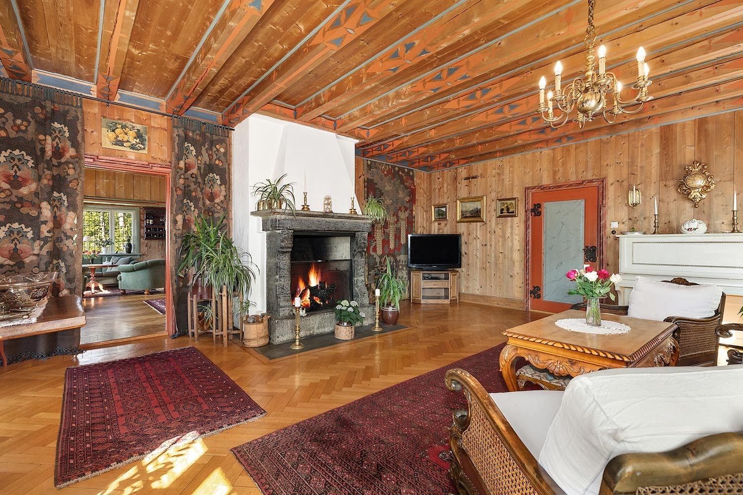 Stor stue med peis og vakre originale detaljer Galleribilde