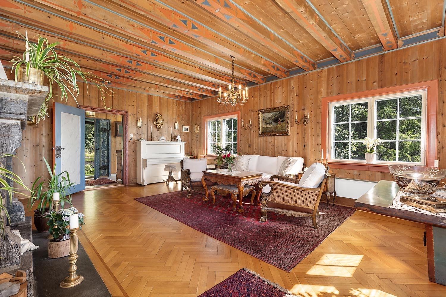 Stor stue med peis og vakre originale detaljer Galleribilde